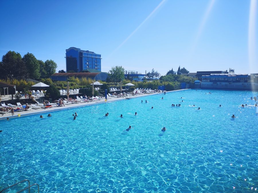 Зеркало воды большого бассейна и корпуса курортного городка — фото 14