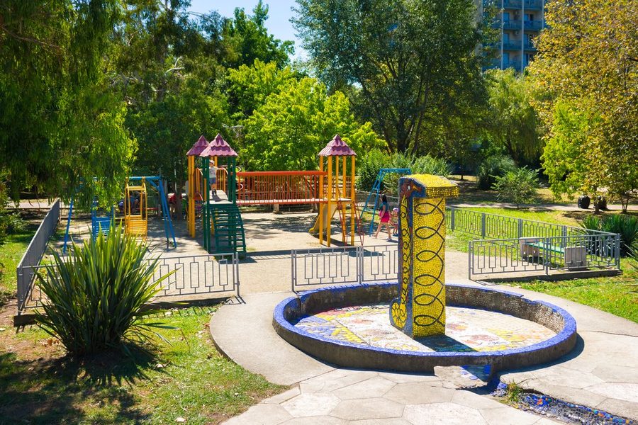 Открытая детская площадка с горкой и качелями — фото 6